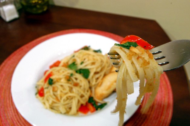 Bite of Garlic Breadcrumb Pasta with Red Bell Peppers Bite of Garlic Breadcrumb Pasta with Red Bell Peppers